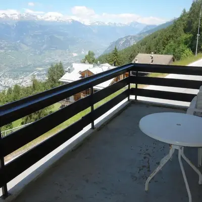 Spacious apartment near cable car