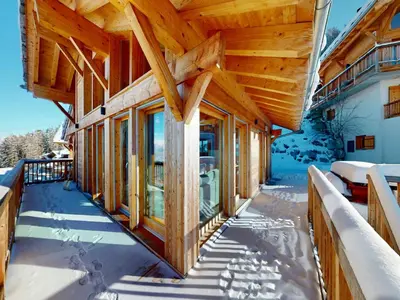 Ein Balkon oder eine Terrasse in der Unterkunft Chalet in Veysonnaz with hot tub