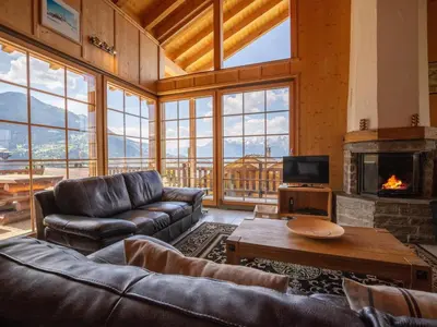 Ein Sitzbereich in der Unterkunft Chalet in Veysonnaz near Ski Slopes