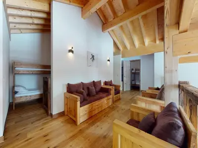 Ein Sitzbereich in der Unterkunft Apartment in Ski In Ski Out location