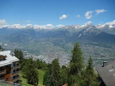 Ein allgemeiner Bergblick oder ein Berglick von des Chalets aus