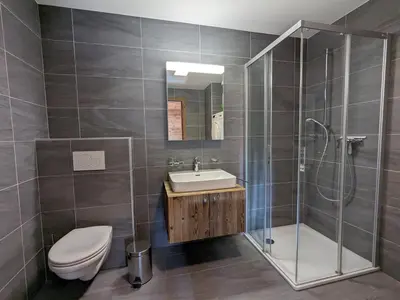 Ein Badezimmer in der Unterkunft Modern apartment with balcony, ski access
