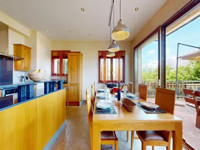 Küche/Küchenzeile in der Unterkunft Majestic chalet with indoor pool