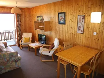 Ein Sitzbereich in der Unterkunft 2-room apartment in Veysonnaz