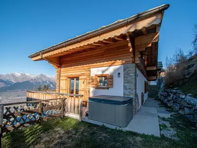 Ein allgemeiner Bergblick oder ein Berglick von des Chalets aus