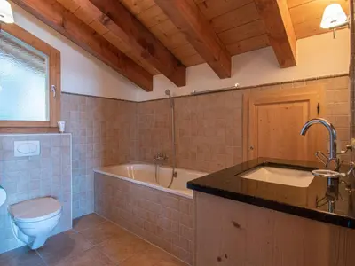 Ein Badezimmer in der Unterkunft Chalet in Veysonnaz with hot tub