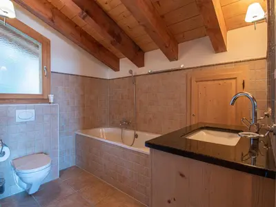 Ein Badezimmer in der Unterkunft Chalet in Veysonnaz with hot tub