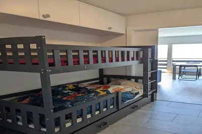 Ein Bett oder Betten in einem Zimmer der Unterkunft Cosy apartment in a central location