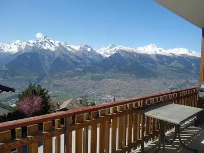 Ein allgemeiner Bergblick oder ein Berglick von der Ferienwohnung aus