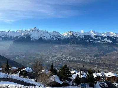 Ein allgemeiner Bergblick oder ein Berglick von der Ferienwohnung aus