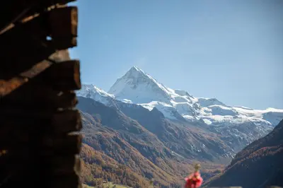 Ein allgemeiner Bergblick oder ein Berglick von des Chalets aus