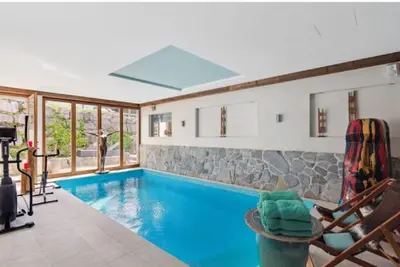 Der Swimmingpool an oder in der Nähe von 7-bedroom Chalet Private Pool and Stunning Views