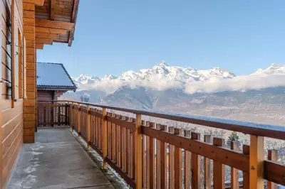 Ein allgemeiner Bergblick oder ein Berglick von des Chalets aus