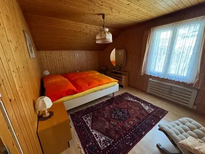 Ein Bett oder Betten in einem Zimmer der Unterkunft Staldenried Ferienwohnung