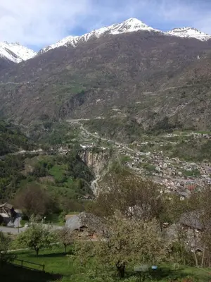 Ein allgemeiner Bergblick oder ein Berglick von des Ferienhauses aus