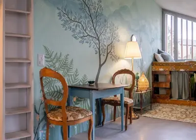 Ein Sitzbereich in der Unterkunft Tiny house Les Nomades
