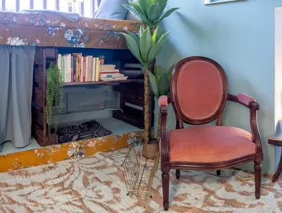Ein Sitzbereich in der Unterkunft Tiny house Les Nomades