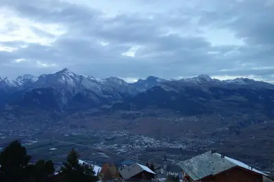 Ein allgemeiner Bergblick oder ein Berglick von der Ferienwohnung aus