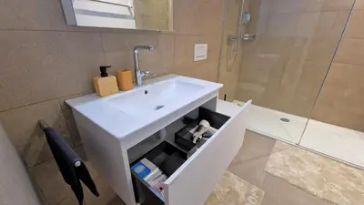 Ein Badezimmer in der Unterkunft Mountainside Homestay in Spiez by Menbergs Harmony Homestay