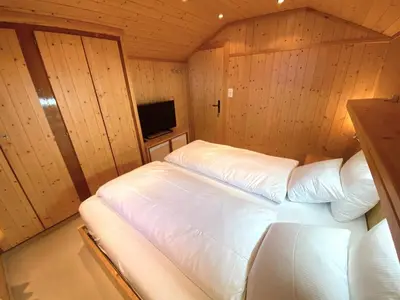 Ein Bett oder Betten in einem Zimmer der Unterkunft Alis - grosses Chalet, nahe Sportarena und Skilift, bis 9 Personen