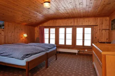 Ein Bett oder Betten in einem Zimmer der Unterkunft A Charming Swiss Family Chalet Daheim