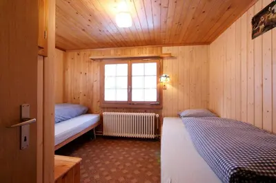 Ein Bett oder Betten in einem Zimmer der Unterkunft A Charming Swiss Family Chalet Daheim