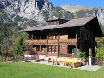 Ein allgemeiner Bergblick oder ein Berglick von der Lodge aus