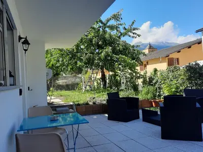 Ein Garten an der Unterkunft Appartement au bord de l'eau 43m Les Hirondelles