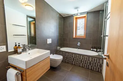 Ein Badezimmer in der Unterkunft Luxury Panorama Apartment Tola