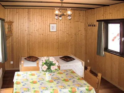 Ein Bett oder Betten in einem Zimmer der Unterkunft Holiday Home Edelweiss-1 by Interhome