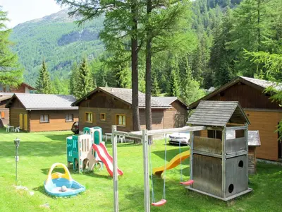 Ein Kinderspielbereich in der Unterkunft Holiday Home Edelweiss-1 by Interhome