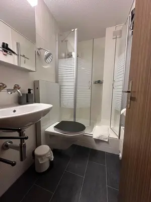 Ein Badezimmer in der Unterkunft CapoBnB 2min zum See, nahe Interlaken, Garten