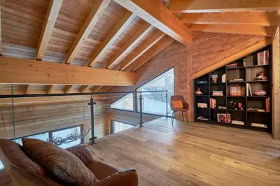 Die Bibliothek im Chalet