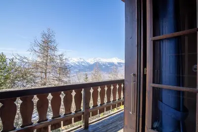 Ein allgemeiner Bergblick oder ein Berglick von des Chalets aus