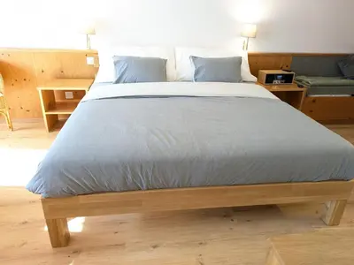 Ein Bett oder Betten in einem Zimmer der Unterkunft Studio with balcony, Niesen view & free parking near Interlaken, Thunersee & Blausee