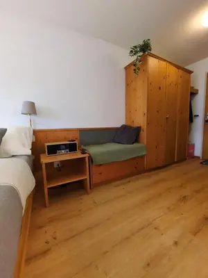 Ein Bett oder Betten in einem Zimmer der Unterkunft Studio with balcony, Niesen view & free parking near Interlaken, Thunersee & Blausee