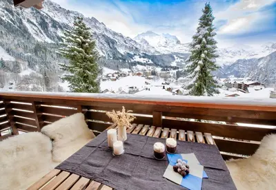 Ein allgemeiner Bergblick oder ein Berglick von der Ferienwohnung aus