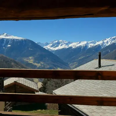 Ein allgemeiner Bergblick oder ein Berglick von des Chalets aus