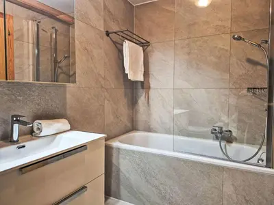 Ein Badezimmer in der Unterkunft Chalet Panorama des Cimes by Interhome