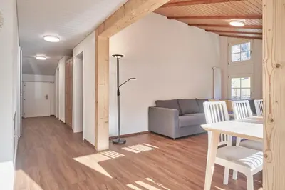 Ein Sitzbereich in der Unterkunft Lauterbrunnen Central 3