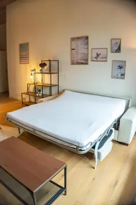 Ein Bett oder Betten in einem Zimmer der Unterkunft Surfers Lodge near Interlaken, at lake with pool