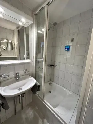 Ein Badezimmer in der Unterkunft Adelhome Studio mit Gartensitzplatz