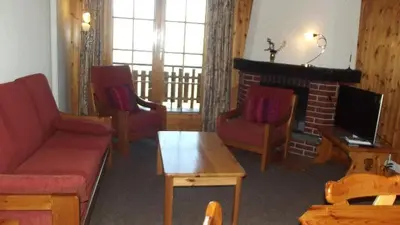 Ein Sitzbereich in der Unterkunft Mayens de l Ours DZ 130 - MOUNTAIN apartment 8 pers