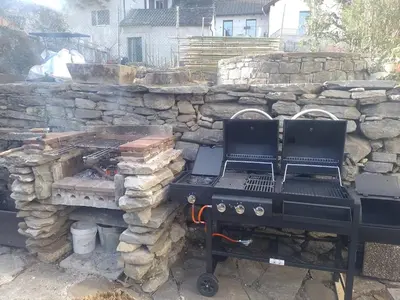 Ein für Gäste verfügbarer Grill in der Ferienwohnung