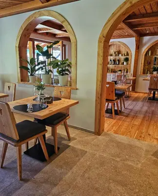 Ein Restaurant oder anderes Speiselokal in der Unterkunft Lärchen Lodge