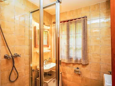Ein Badezimmer in der Unterkunft Chalet La Capsule by Interhome