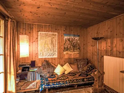Ein Sitzbereich in der Unterkunft Chalet La Capsule by Interhome