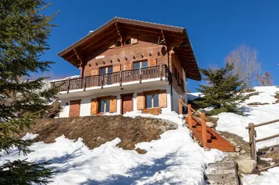 Das Gebäude in dem sich das Chalet befindet