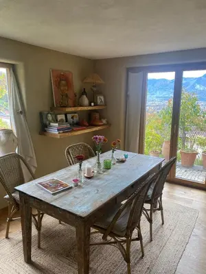 Ein allgemeiner Bergblick oder ein Berglick von der Ferienwohnung aus
