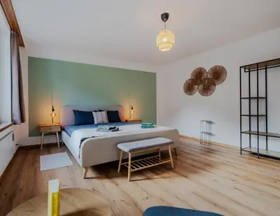 Ein Bett oder Betten in einem Zimmer der Unterkunft Spacious, stylish & central apartment, Great excursions in surrounding area